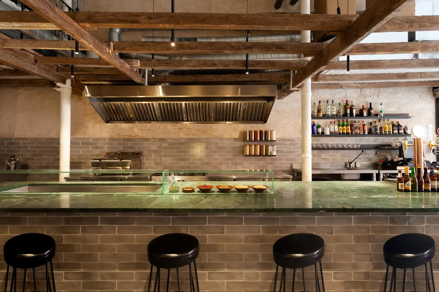 Interior vacío de restaurante Fatouch