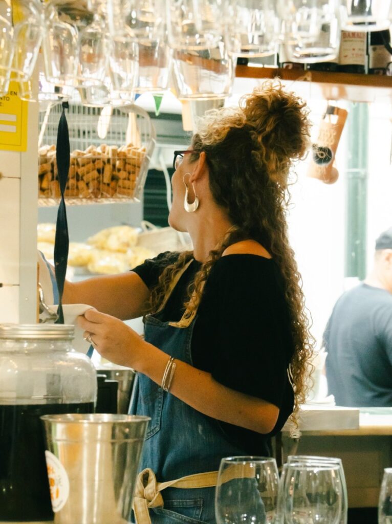 Camarera de Condendê trabajando en la barra del restaurante