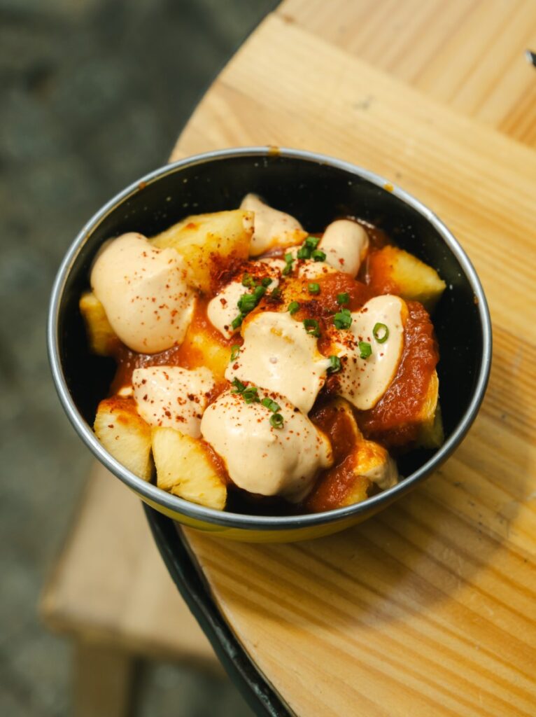 Patatas bravas de Condendê con salsa y alioli en un bol esmaltado