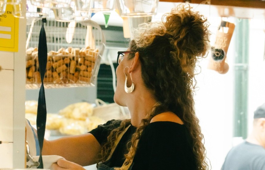 Camarera de Condendê trabajando en la barra del restaurante en Sevilla