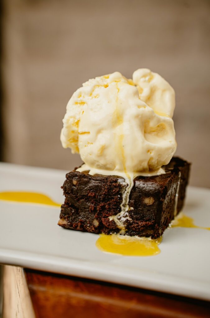 Brownie con helado de vainilla, postre de Delantal Negro