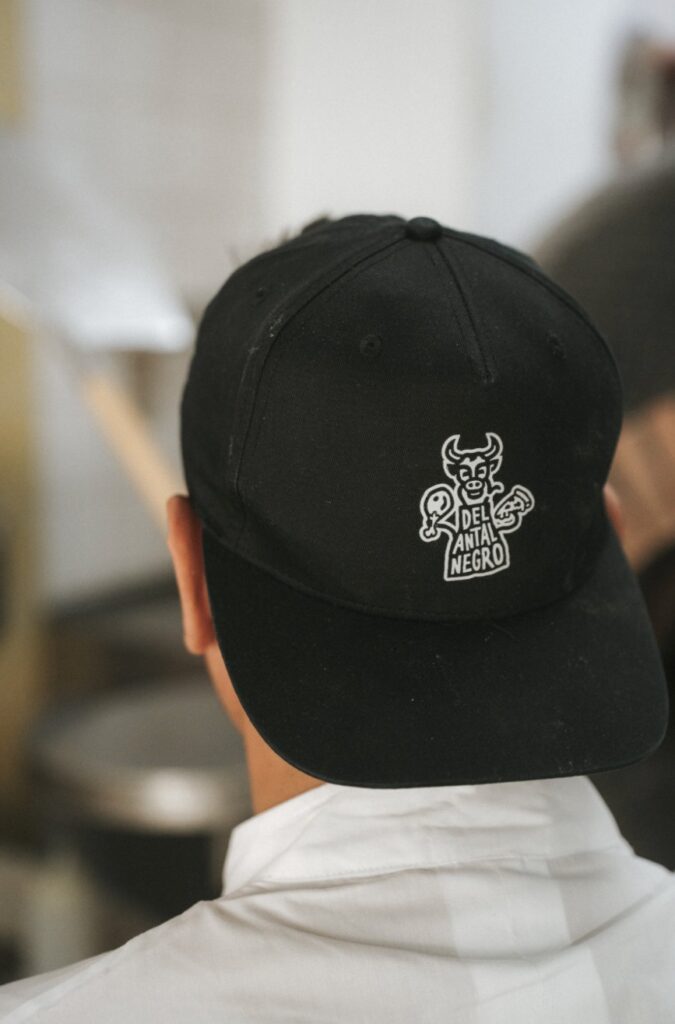 Gorra del equipo de Delantal Negro con el logo del personaje del restaurante